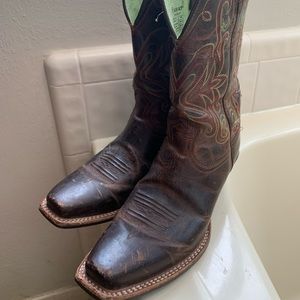 Women’s size 9 Ariat boots.